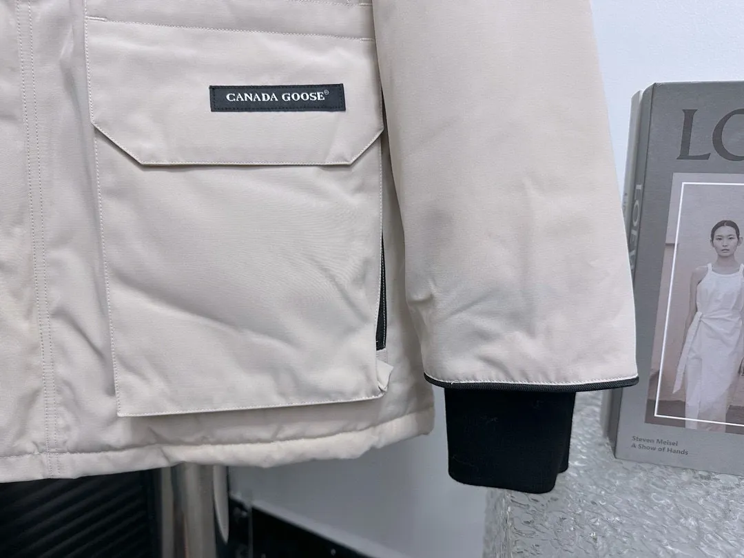 P780 Top Purchasing Version Autumn Beige (Wolf Hair Optional) 🇨🇦CANADA GOOES 24 New Models 08/Couple Style Factory Direct Supply: Supplying global purchasing agents, micro-businesses, entities, Tmall, high-end stalls and studios, free shipping! Canada Goose Expedition Parka 2008 is the same style for men and women. It is mid-length and the most timeless classic. All Arctic and Antarctic scientific expedition teams choose Canada Goose as their cold-proof equipment. It is the Rolls-Royce of down jackets. ➖ Industry-leading anti-counterfeiting chip sensing. ➖ Imported Behringer embroidery machines and customized embroidery labels, the highest level and industry leading. ➖ Imported Korean 21-count polyester-cotton blended original fabric, TC85 waterproof coated fabric, water-repellent, windproof and wear-resistant. ➖ The new national standard 80 white duck down is filled with an average of 520 grams of down. The amount of down filled is industry-leading. ➖ 100% nylon lining with double double-layer sealing design to prevent velvet running, and seamless thread design on the cuffs! ➖ Western Canadian Green Wolf Collar. ➖ Yoshida YKK provides original factory-customized electroplated sliders. YKK two-way lockable zippers are tight and smooth and do not peel off paint. ➖ 3M composite Velcro is durable and the accessories and hardware are all custom-made. Note: Our copywriting is only simple and clear. Instead of bragging about the copywriting, it is better to compare and understand with samples. Only for the purest goose, the most dedicated, the most professional, the highest quality, the highest cost performance!  Size:XS-XXL